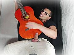 Sexy bodybuilder strokes 18cm monster cock guitar rub to explosive finish