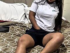 Homem maduro conquista aluna famosinha com pauzão e vaza foda no cu molhado dela