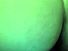 चारों ओर घुटनों पर गीली वर्जिन चूत से डिल्डो पर हर इंच महसूस किया