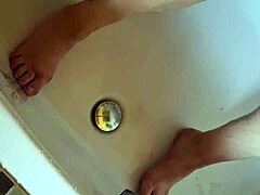 dreckige fuße waschen in der badewanne du geiler?