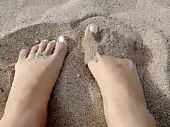 These foot moves drive feet lovers wild on the beach!
