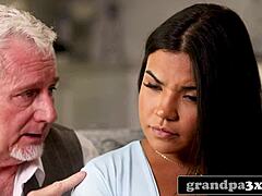 किंकी बूढ़ा आदमी एक्सोटिक स्टेपग्रैंडडॉटर को कास्टिंग काउच पर सिखाता है