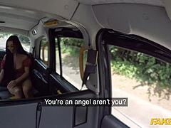 लुसी रेन फेक टैक्सी में मोटा लंड चढ़कर चुदाई!