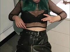 मेरी लेस्बियन सौतेली बेटी ने पहली बार असली लंड आजमाया