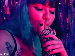 छोटे पैरों की पूजा टिकलिंग डॉमिनेशन गेम में