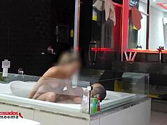 deixei o corno de castigo... o macho me fodeu na banheira!