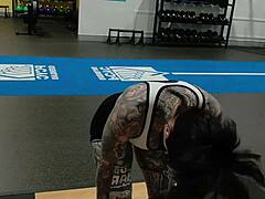 Gym milf's juicy booty begs for attention